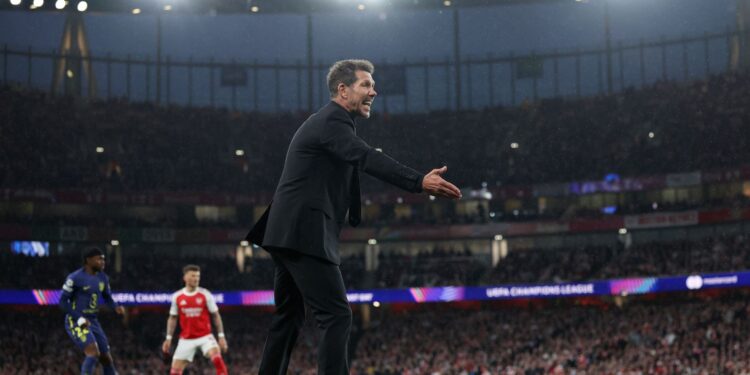 Simeone se envolve em confusão e empurra diretor do Arsenal