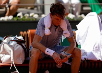 Sinner busca respostas! Número 1 do mundo faz exames após colapso e eliminação em Roland Garros