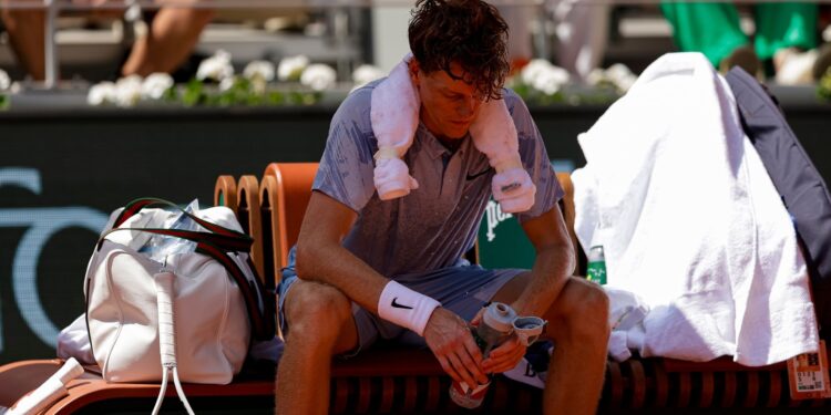 Sinner busca respostas! Número 1 do mundo faz exames após colapso e eliminação em Roland Garros