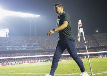 Português Abel Ferreira é o técnico ‘campeão dos cartões’ entre as principais ligas de futebol do mundo