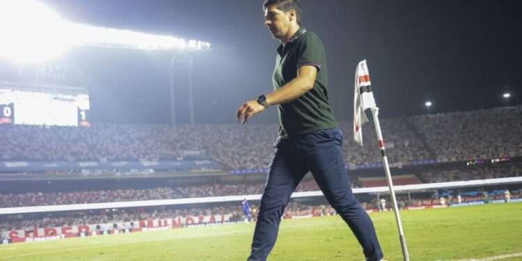 Português Abel Ferreira é o técnico ‘campeão dos cartões’ entre as principais ligas de futebol do mundo