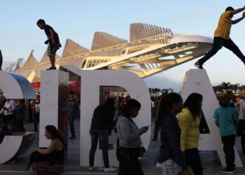 Brasileiros na frente do Museu do Amanhã