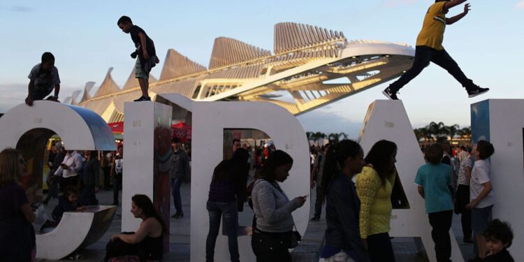 Brasileiros na frente do Museu do Amanhã