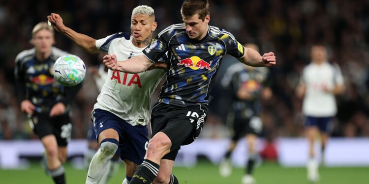 Lance do jogo entre Tottenham e Leeds United