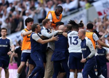 Jogadores do Tottenham comemorando