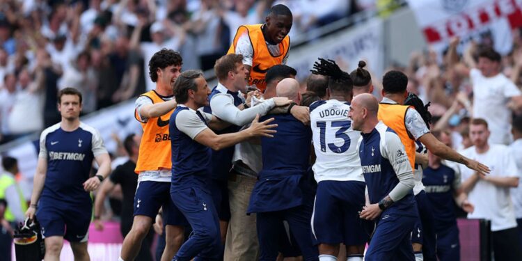 Jogadores do Tottenham comemorando