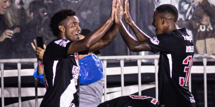 Jogadores do Vasco comemorando contra o Paysandu