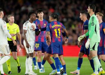 Vini Jr. discute com Raphinha em clássico do título do Barça