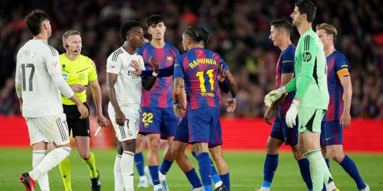 Vini Jr. discute com Raphinha em clássico do título do Barça