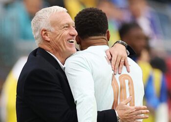 Kylian Mbappé e Didier Deschamps se abraçando (Crédito: Getty Images)