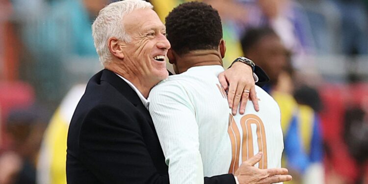 Kylian Mbappé e Didier Deschamps se abraçando (Crédito: Getty Images)