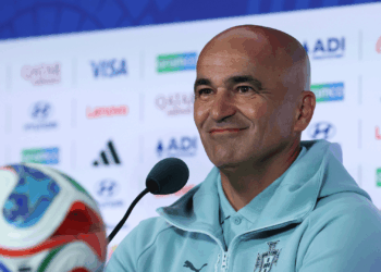 Roberto Mart&iacute;nez, treinador portugu&ecirc;s respondeu com sarcasmo ao comentar a pol&ecirc;mica envolvendo os treinos na praia.