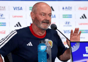 Steve Clarke faz piada antes de duelo com o Brasil e admite cautela: &ldquo;Se tomar 4 a 0, v&atilde;o me enforcar&rdquo;