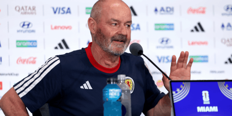 Steve Clarke faz piada antes de duelo com o Brasil e admite cautela: “Se tomar 4 a 0, vão me enforcar”