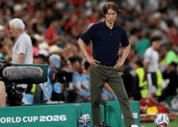 Coreia do Sul vive crise na Copa ap&oacute;s derrota para a &Aacute;frica do Sul e o t&eacute;cnico assume culpa da derrota por 1 a 0.