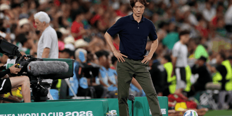 Coreia do Sul vive crise na Copa após derrota para a África do Sul e o técnico assume culpa da derrota por 1 a 0.