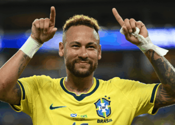 Neymar, camisa 10 da sele&ccedil;&atilde;o brasileira n&atilde;o economizou elogios ao amigo Messi e revelou que os dois seguem mantendo contato frequente.