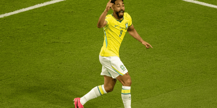 Matheus Cunha chamou atenção ao reproduzir uma comemoração eternizada por Ronaldo Fenômeno na final do Mundial de 2002.