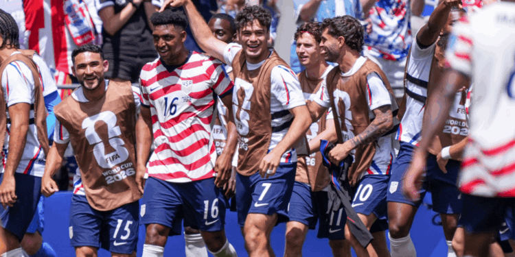 Os Estados Unidos encerram a fase de grupos da Copa do Mundo. Líder isolada do Grupo D, a seleção anfitriã já garantiu vaga no mata-mata.
