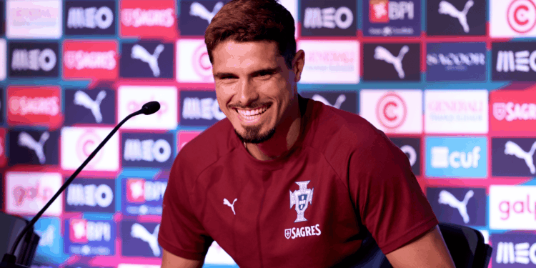 Pedro Neto fez elogios a Neymar e revelou detalhes da obsessão de Cristiano Ronaldo por fazer gols em campo.
