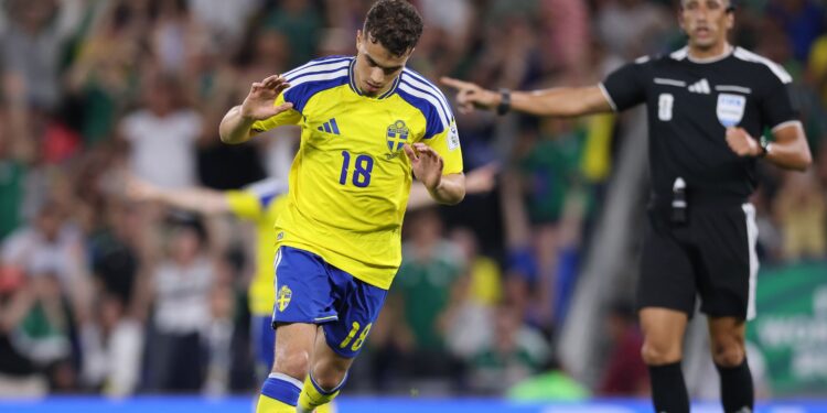 Yasin Ayari, da Suécia, comemorando, de forma contida, seu gol contra a Tunísia (Crédito: Getty Images)
