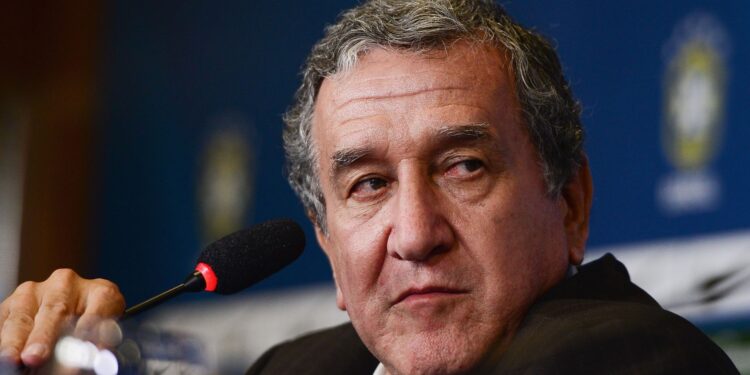 Carlos Alberto Parreira apresentou melhora em seu quadro pulmonar, mas segue internado na Unidade de Terapia Intensiva (UTI).