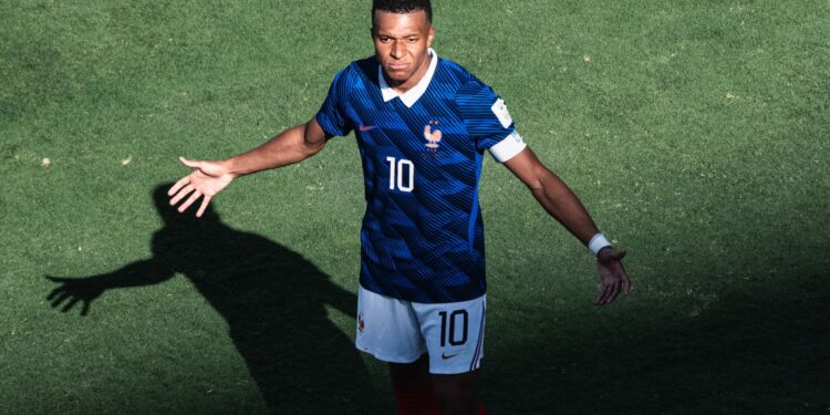 Mbappé comemorando um de seus gols contra Senegal, em sua estreia na Copa do Mundo
