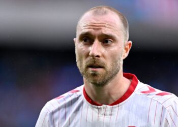 Eriksen recebe apoio da fam&iacute;lia durante recupera&ccedil;&atilde;o ap&oacute;s passar mal em amistoso da Dinamarca