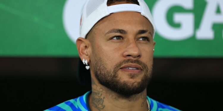 Neymar apresentou evolução em novo exame e segue tratamento visando a estreia do Brasil na Copa do Mundo
