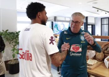 Éderson chega à Seleção e é recebido pelos companheiros após convocação para a Copa do Mundo