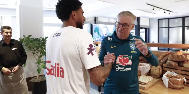 Éderson chega à Seleção e é recebido pelos companheiros após convocação para a Copa do Mundo