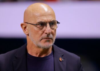 Espanha recebe elogios antes da Copa do Mundo, mas Luis de la Fuente adota discurso cauteloso