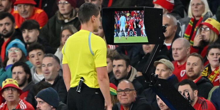 Copa do Mundo terá novas regras para substituições, VAR e reposição de bola