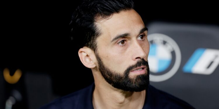 Saída de Arbeloa é confirmada pelo Real Madrid após acordo entre treinador e diretoria