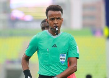 Árbitro Omar Artan recebe homenagens ao retornar à Somália após ser barrado antes da Copa do Mundo
