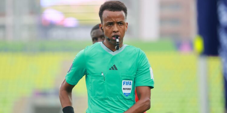 Árbitro Omar Artan recebe homenagens ao retornar à Somália após ser barrado antes da Copa do Mundo