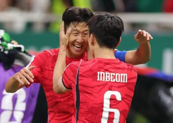 Título Coreia do Sul encanta a imprensa mundial após virada emocionante na Copa do Mundo Linha fina Com gol e assistência de Hwang In-beom, seleção asiática venceu a República Tcheca na estreia e virou assunto em jornais de diferentes países. Palavra-chave principal Coreia do Sul Meta descrição Coreia do Sul repercute na imprensa internacional após vitória de virada sobre a República Tcheca na estreia da Copa do Mundo. Texto completo **A Coreia do Sul chamou a atenção do mundo logo em sua estreia na Copa do Mundo de 2026.** A vitória por 2 a 1 sobre a República Tcheca, conquistada de virada na madrugada desta sexta-feira, colocou a seleção asiática entre os principais assuntos da imprensa esportiva internacional. O grande destaque da partida foi Hwang In-beom. Responsável por um golaço e uma assistência, o meio-campista liderou a reação sul-coreana e teve sua atuação amplamente elogiada. O desempenho individual ajudou a transformar a Coreia do Sul em destaque nos noticiários esportivos de diferentes países. ## Coreia do Sul recebe elogios da imprensa europeia Em Portugal, o jornal A Bola definiu o triunfo como uma *"reviravolta com gol que não merecia ser de madrugada"*, fazendo referência à qualidade do lance protagonizado por Hwang In-beom no empate da partida. Na Espanha, o As destacou que a *"Coreia do Sul encontra um herói"*, ressaltando o protagonismo do jogador na abertura da campanha sul-coreana no Mundial. O Marca apontou a dupla formada por Son Heung-min e Hwang In-beom como peça-chave para a virada e classificou o resultado como um golpe duro para a República Tcheca, que controlava o confronto antes da reação asiática. Na Argentina, o Olé valorizou a personalidade da Coreia do Sul para buscar o resultado após sair atrás no placar e destacou a importância dos três pontos em um grupo considerado equilibrado. **Legenda sugerida da imagem** Coreia do Sul comemora vitória de virada sobre a República Tcheca na estreia da Copa do Mundo. **Alt text** Jogadores da Coreia do Sul celebram vitória sobre a República Tcheca na Copa do Mundo de 2026