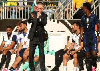 NFL ensinando ao futebol: entenda o wrist coach usado nos treinos do Brasil para Copa