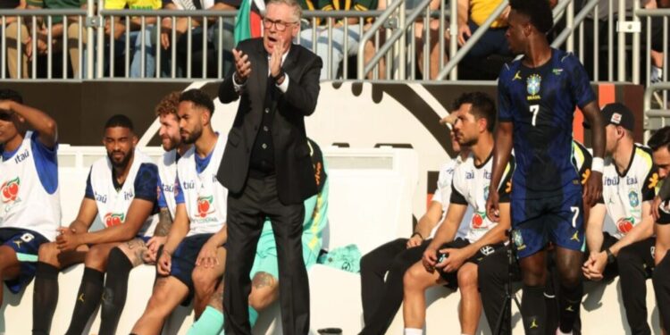 NFL ensinando ao futebol: entenda o wrist coach usado nos treinos do Brasil para Copa