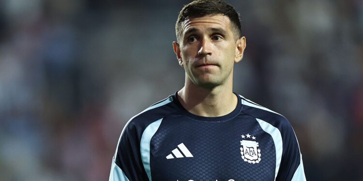 Emiliano Martínez treina com o elenco e pode ser titular na estreia da Copa do Mundo