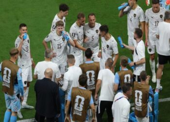Pausa para hidratação ou comercial? Regra da FIFA incomoda jogadores, técnicos e jornalistas na Copa
