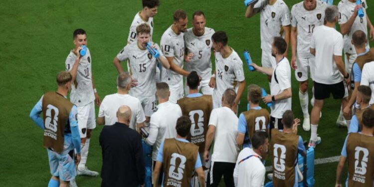 Polêmicas interferem, e UEFA bate martelo sobre pausas para hidratação na Champions