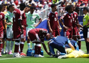 Mahmoud Abunada recebe atendimento após choque forte durante partida entre Qatar e Suíça pela Copa do Mundo
