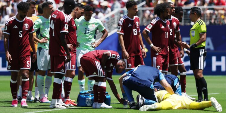 Mahmoud Abunada recebe atendimento após choque forte durante partida entre Qatar e Suíça pela Copa do Mundo