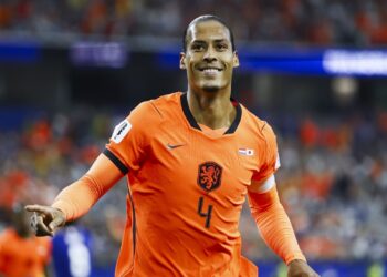 Van Dijk sobe livre na área e marca de cabeça o primeiro gol da Holanda no empate contra o Japão