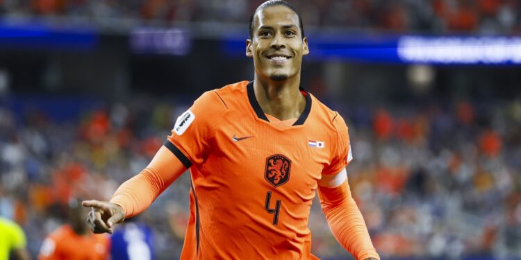 Van Dijk sobe livre na área e marca de cabeça o primeiro gol da Holanda no empate contra o Japão
