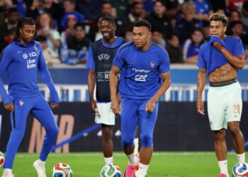 Escala&ccedil;&atilde;o da Fran&ccedil;a &eacute; confirmada por Didier Deschamps para a estreia diante de Senegal na Copa