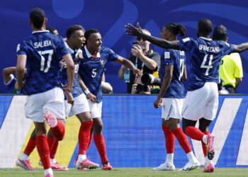 Mbappé celebra gol histórico na vitória da França sobre Senegal na estreia da Copa do Mundo