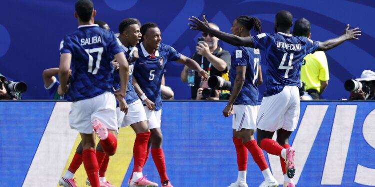 Mbappé celebra gol histórico na vitória da França sobre Senegal na estreia da Copa do Mundo