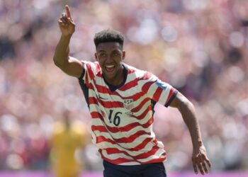 Estados Unidos comemoram um dos gols na vitória parcial sobre a Austrália pela Copa do Mundo